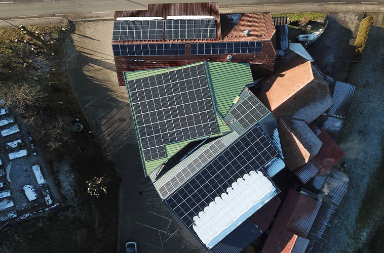 solarni paneli na strehi