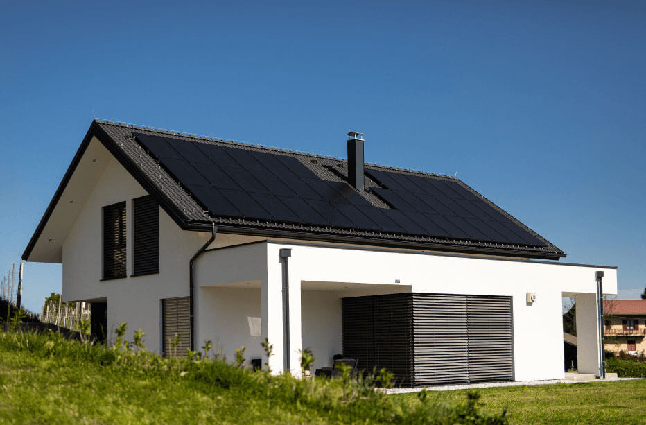 Soncna elektrarna s 36 solarnimi paneli na strehi.
